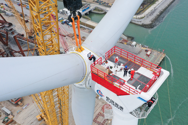الصين تنصب أول منصة عائمة لتوليد طاقة الرياح في البحار العميقة