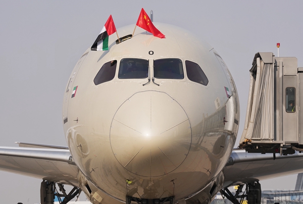 أول رحلة الاتحاد للطيران القادمة من أبو ظبي تهبط مطار بكين داشينغ الدولي
