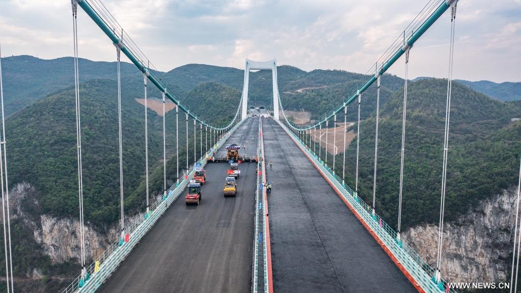 موقع بناء جسر جينفنغ عبر نهر ووجيانغ في جنوب غربي الصين