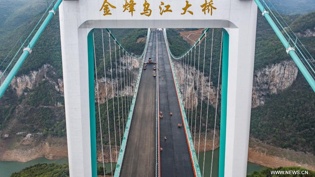 موقع بناء جسر جينفنغ عبر نهر ووجيانغ في جنوب غربي الصين