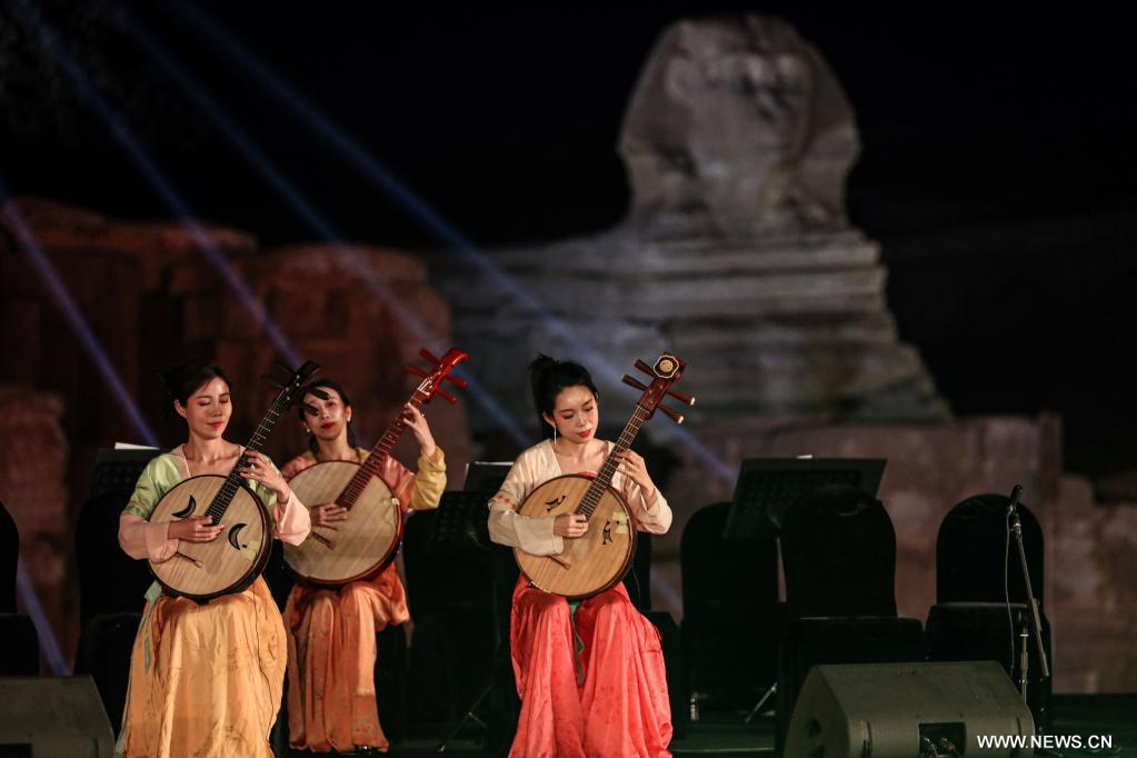 حفل لموسيقيين صينيين ومصريين يبهر الجماهير تحت سفح الأهرامات