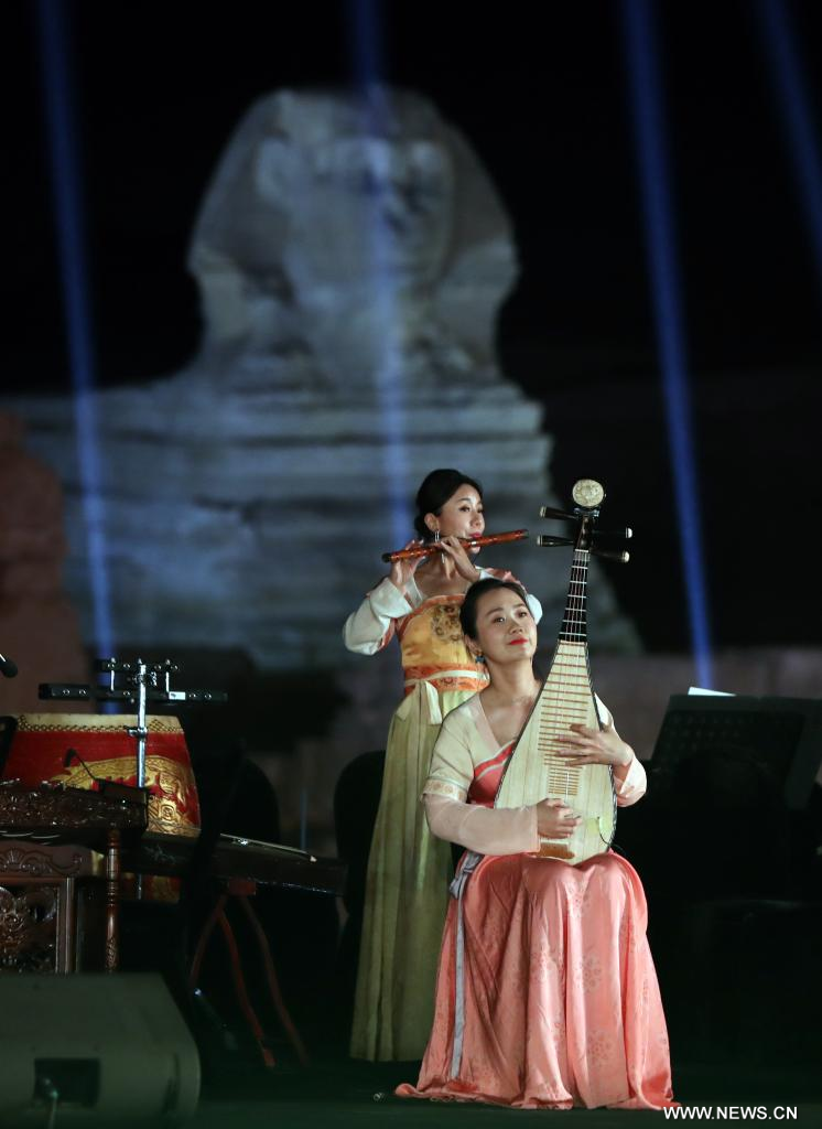 حفل لموسيقيين صينيين ومصريين يبهر الجماهير تحت سفح الأهرامات