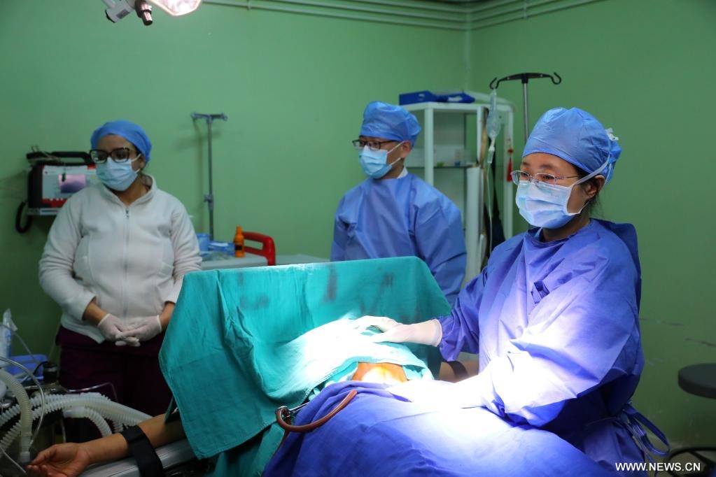 تحقيق إخباري: الأطباء الصينيون يفوزون بحب الأهالي في المناطق النائية في المغرب واحترامهم بفضل تفانيهم في العمل