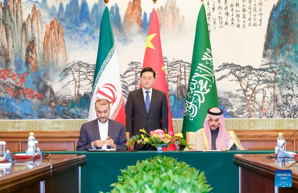 وزير الخارجية الصيني يلتقي نظيريه السعودي والإيراني ويشهد استئناف العلاقات الدبلوماسية السعودية-الإيرانية