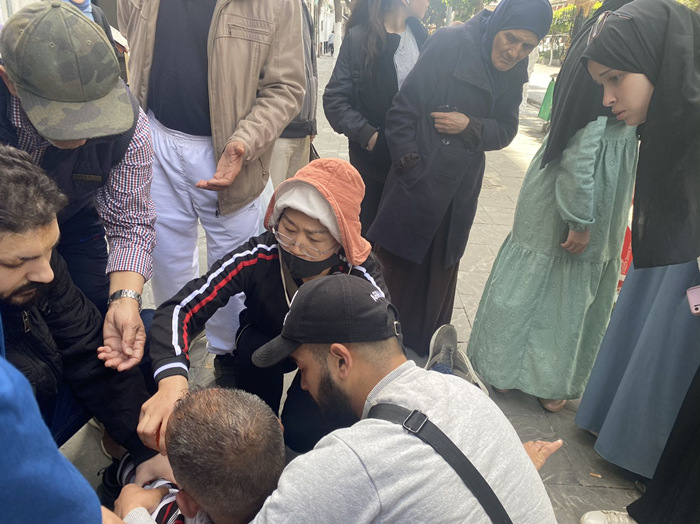 طبيبتان صينيتان تنقذان عجوز مريض في أحد شوارع العاصمة الجزائرية