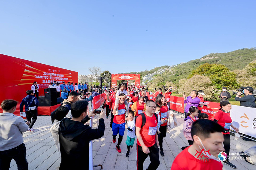 انطلاق الماراثون الجبلي وموسم سيمينغ للموضة الرياضية 2023 في شيامن