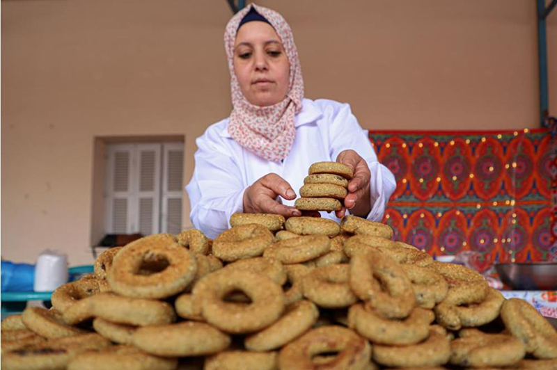 الصورة: صنع الكعك التقليدي للمحتاجين في مدينة غزة الفلسطينية