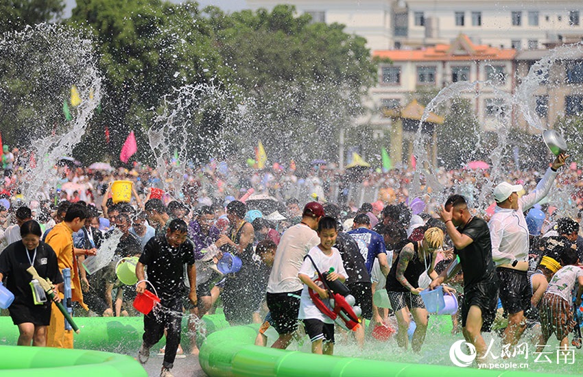 مهرجان رش المياه ينطلق في العديد من الأماكن في يوننان