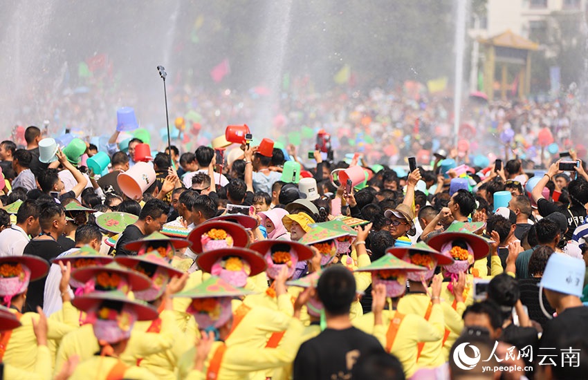 مهرجان رش المياه ينطلق في العديد من الأماكن في يوننان