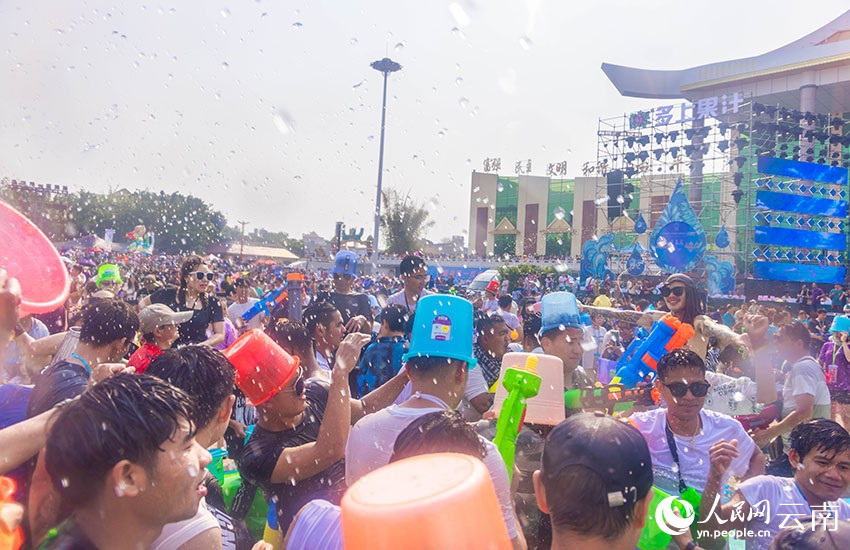 مهرجان رش المياه ينطلق في العديد من الأماكن في يوننان