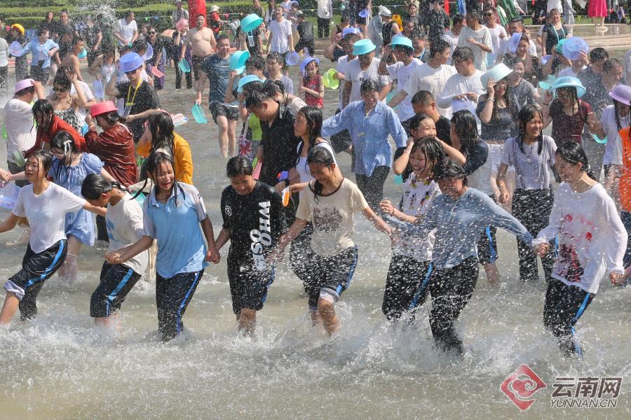 مهرجان رش المياه ينطلق في العديد من الأماكن في يوننان