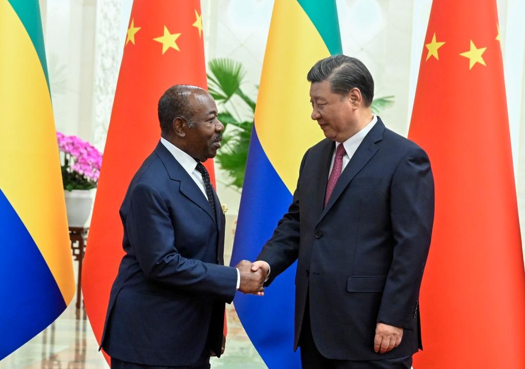 الرئيس الصيني يعقد محادثات مع الرئيس الجابوني ويقرران الارتقاء بالشراكة الثنائية
