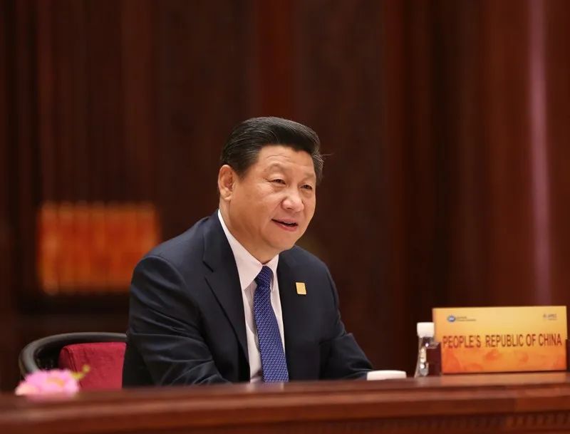 في 11 نوفمبر 2014، انعقد الاجتماع الثاني والعشرون لقادة الاقتصاديين لمنظمة التعاون الاقتصادي لآسيا والمحيط الهادئ (APEC) في مركز بكين يانتسي ليك الدولي في هوايرو، بكين، برئاسة الرئيس الصيني شي جين بينغ. الصورة/ لان هونغ قوانغ