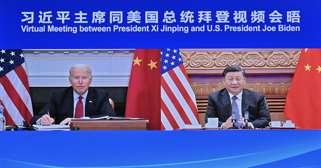 في صباح يوم 16 نوفمبر 2021، عقد الرئيس شي جين بينغ اجتماعا عبر تقنية الفيديو مع الرئيس الأمريكي جو بايدن في بكين. صورة / يو يووي