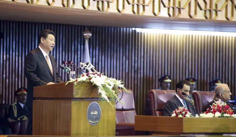 ألقى الرئيس شي جين بينغ خطابًا هامًا بعنوان "بناء مجتمع صيني-باكستاني ذي مستقبل مشترك وفتح رحلة جديدة من التعاون المربح للجانبين" أمام البرلمان الباكستاني في 21 أبريل 2015. صورة /ياو داوي