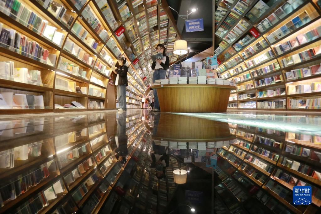 خلال عطلة عيد العمال، صينيون يختارون السفر إلى عالم الكتاب