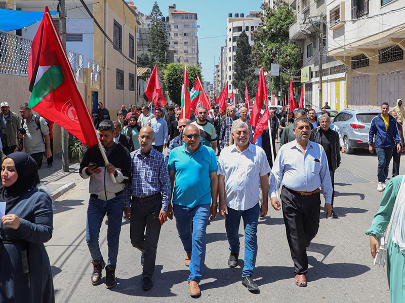 الصورة: مظاهرة في مدينة غزة الفلسطينية تدعو إلى زيادة الوظائف والأجور