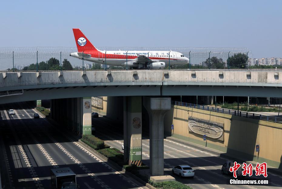 طائرة تظهر فوق جسر بتشنغدو