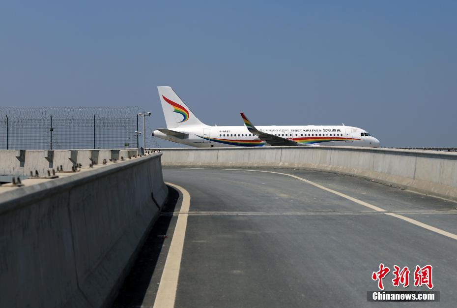 طائرة تظهر فوق جسر بتشنغدو