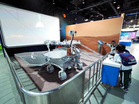 12 أبريل 2023، في جناح معرض استكشاف الفضاء في متحف العلوم والتكنولوجيا الصيني ببكين، قام الأطفال بزيارة نموذج المسبار تيان ون- 1. دو جيانبو / صورة الشعب.