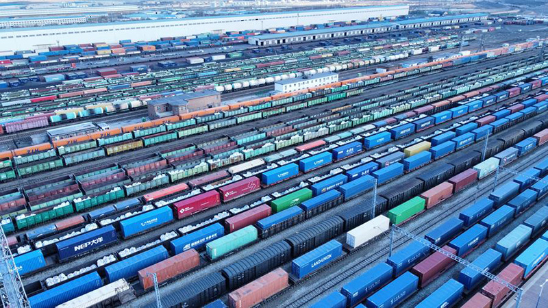 ارتفع العدد الإجمالي لطرق قطارات الشحن بين الصين وأوروبا عبر ممر ألاتاو في منطقة شينجيانغ الويغورية ذاتية الحكم شمال غربي الصين إلى 104 بعد افتتاح طريق جديد للقطارات. (شينخوا)