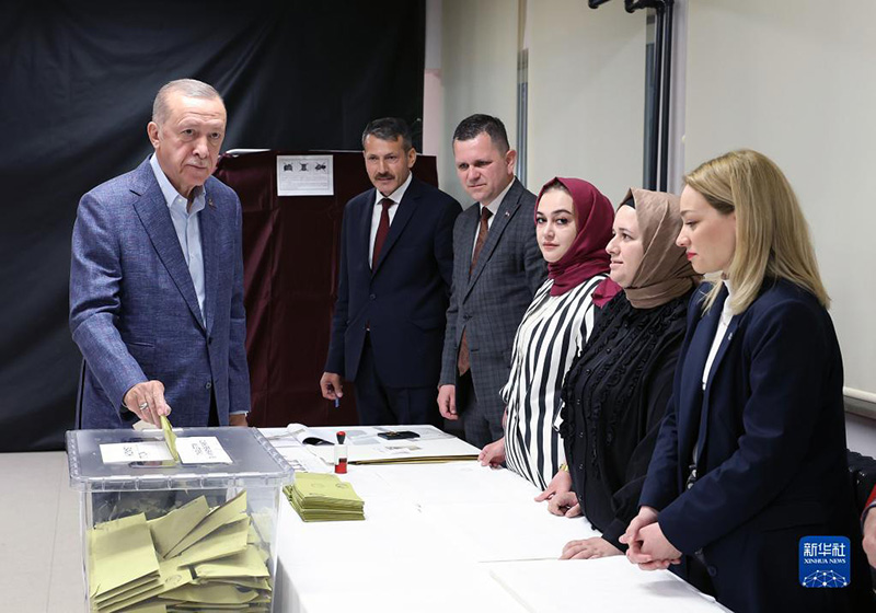 الرئيس التركي يدلي بصوته في الانتخابات