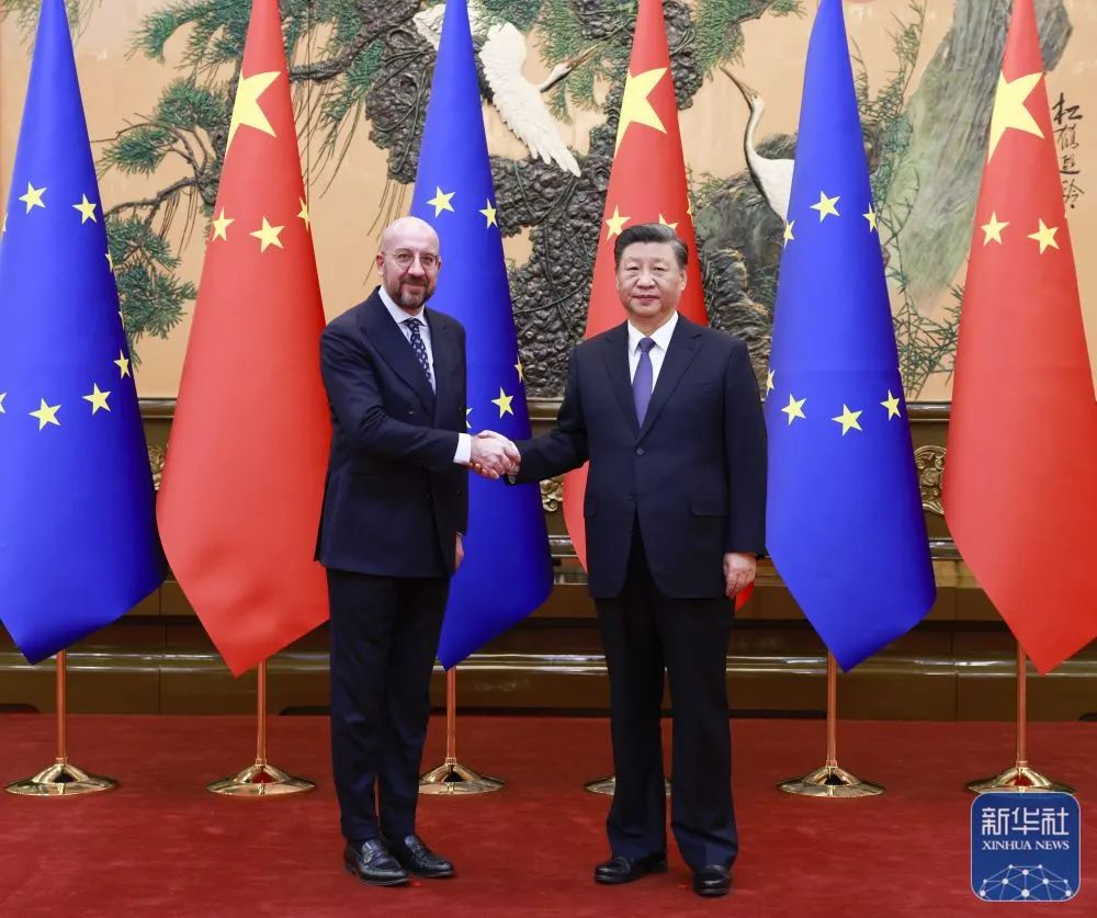 في 1 ديسمبر 2022 ، الرئيس شي جين بينغ  يجري محادثات مع رئيس المجلس الأوروبي شارل ميشيل في قاعة الشعب الكبرى في بكين. الصورة / دينغ لين