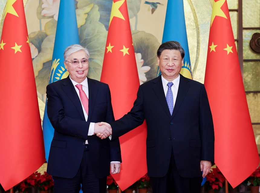 شي يعقد محادثات مع رئيس كازاخستان