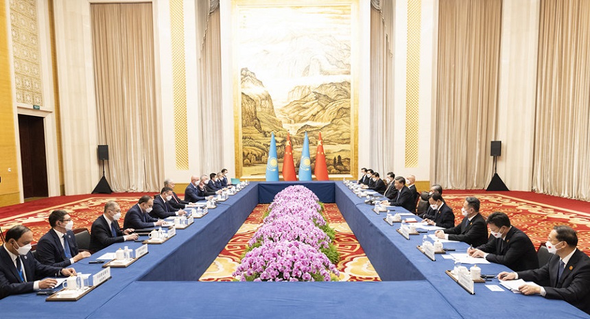 شي يعقد محادثات مع رئيس كازاخستان