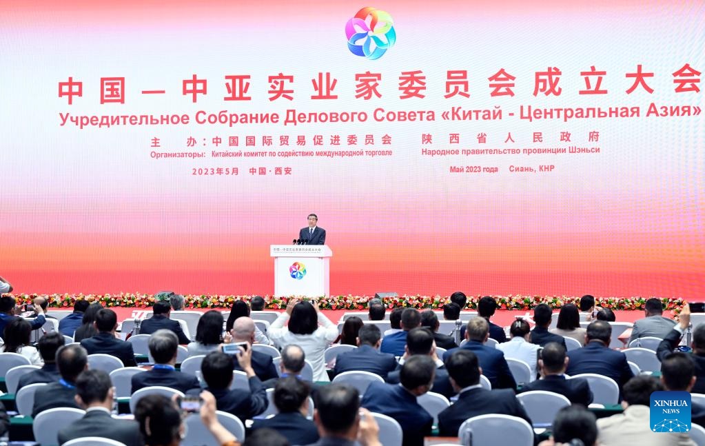 نائب رئيس مجلس الدولة الصيني خه لي فنغ يحث رواد الأعمال على المساهمة في التعاون بين الصين وآسيا الوسطى