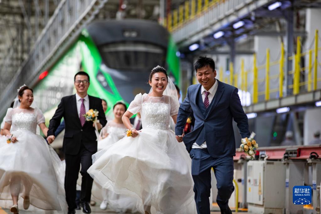20 مايو .. حفل زفاف جماعي لعمال السكك الحديدية في الصين