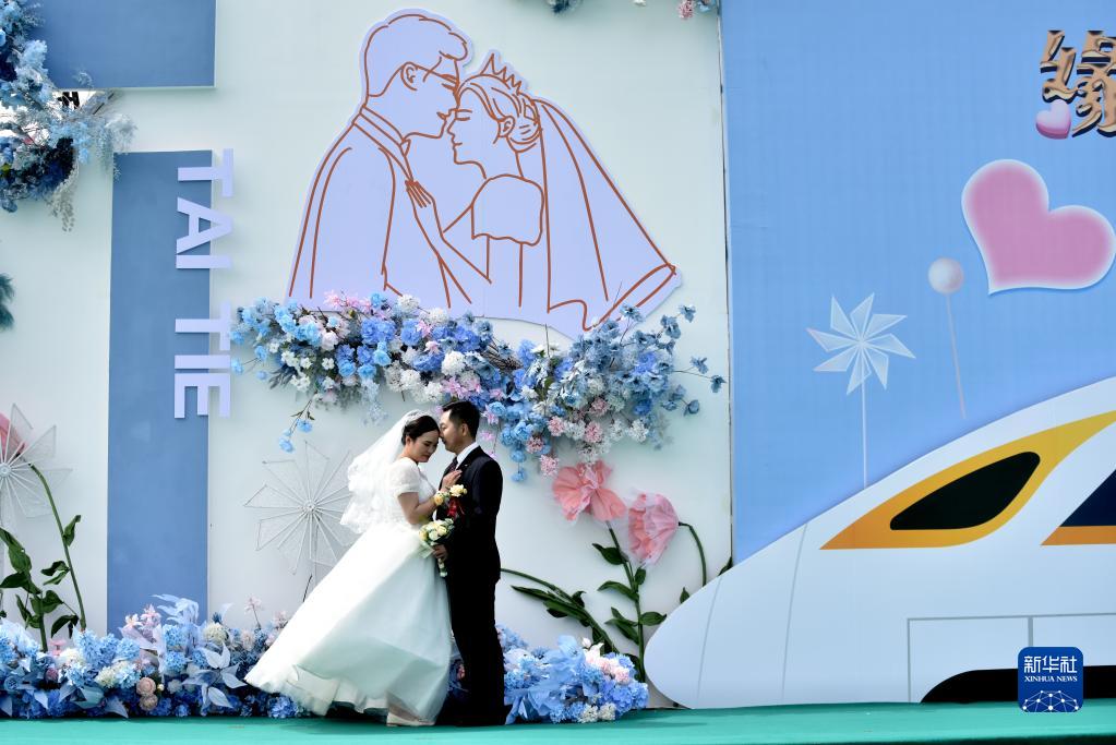20 مايو .. حفل زفاف جماعي لعمال السكك الحديدية في الصين