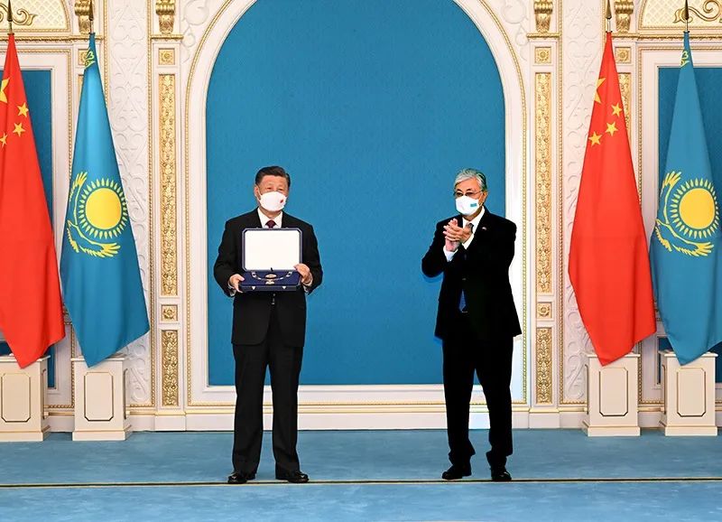 بعد ظهر يوم 14 سبتمبر 2022 بالتوقيت المحلي، تسلم الرئيس شي جين بينغ وسام "النسر الذهبي" من نظيره الكازاخستاني في قصر نور سلطان الرئاسي. الصورة / راو أي مين