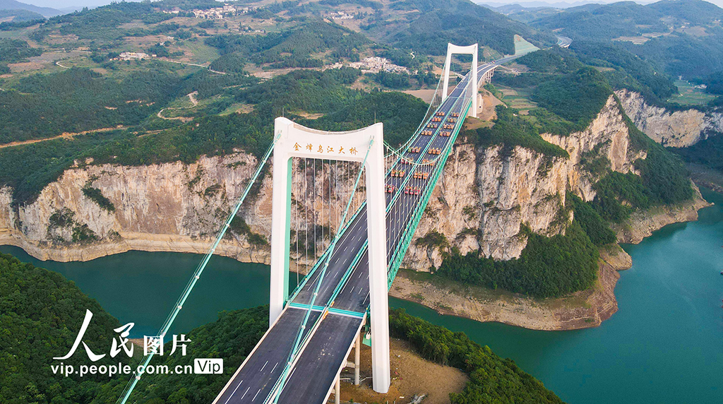 اختبار الحِمل الثابت لجسر جينفنغ عبر نهر ووجيانغ
