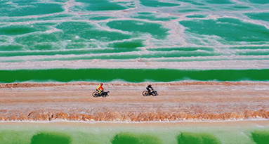 المباراة النهائية لتحدي هواة ركوب الدراجات الجبلية تقام على ضفة بحيرة الزمرد في تشينغهاي