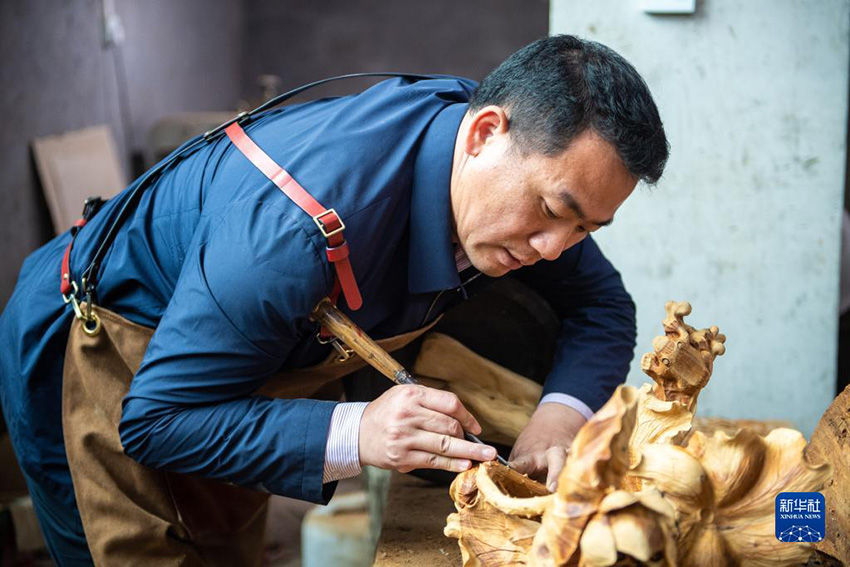 أعمال النحت على الخشب في دونغكو تُسوق نحو أكثر من 70 دولة