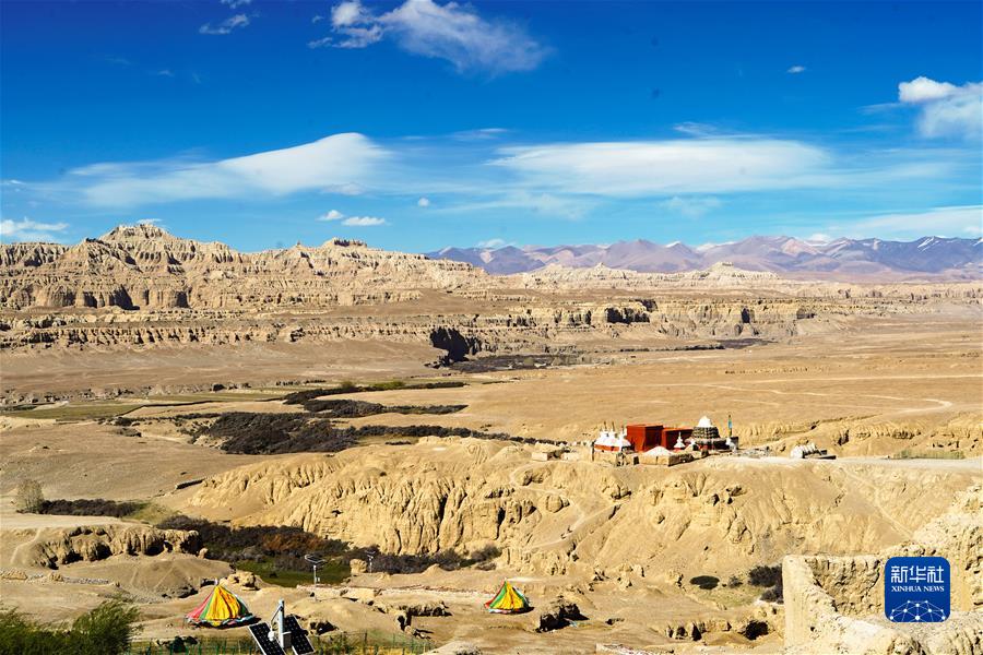 أطلال عمارة مملكة قوقه التبتية على منحدرات الجبال
