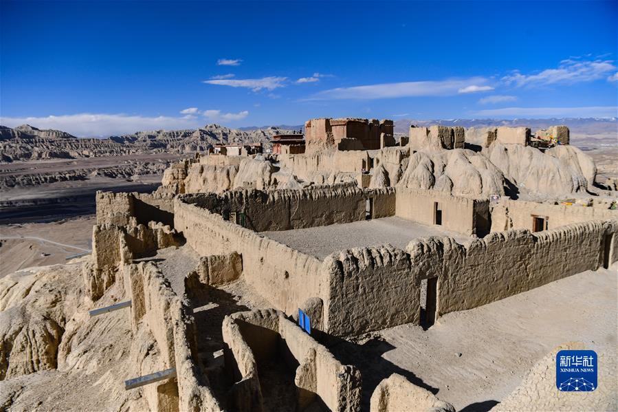 أطلال عمارة مملكة قوقه التبتية على منحدرات الجبال