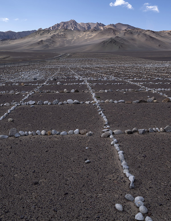 شبكة حجرية لحماية المراعي في التبت من هجوم الرمال