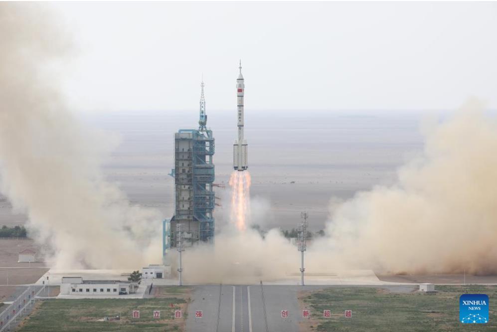 الصين تطلق سفينة الفضاء المأهولة 