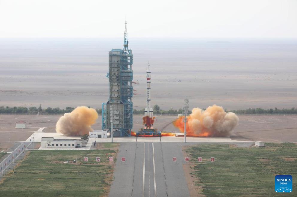 الصين تطلق سفينة الفضاء المأهولة 
