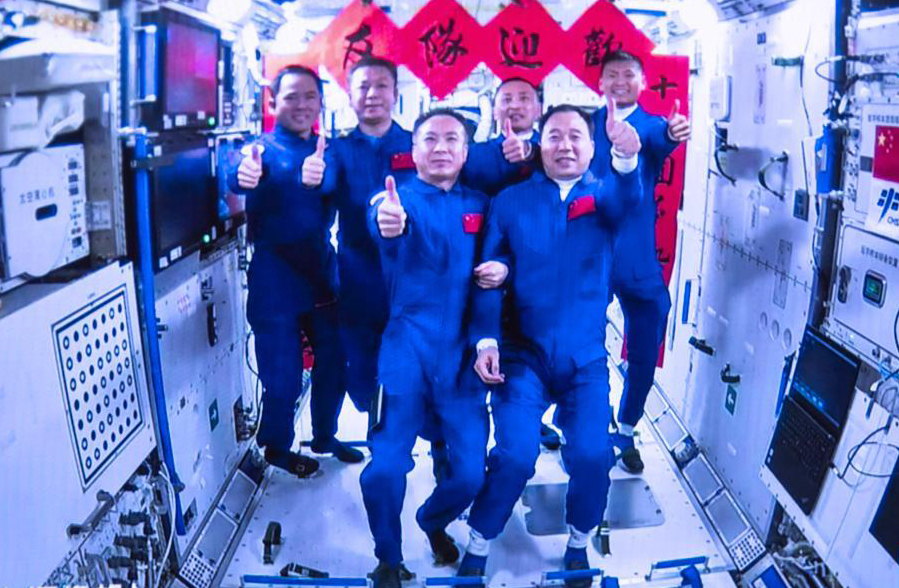 رواد سفينة الفضاء الصينية "شنتشو-16" يدخلون محطة الفضاء ويكملون تبادل الطواقم في 5 أيام