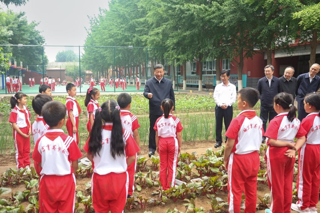 شي يزور مدرسة في بكين قبل اليوم العالمي للطفولة