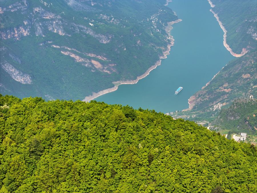 نهر اليانغتسي بتشونغتشينغ يكشف حسنه تحت شمس أول أيام يونيو