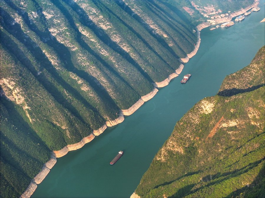 نهر اليانغتسي بتشونغتشينغ يكشف حسنه تحت شمس أول أيام يونيو