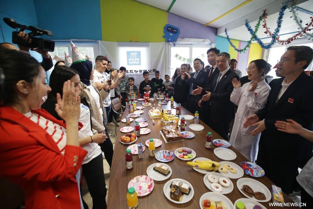 دبلوماسيون وأطباء صينيون يزورون دار أيتام في الجزائر قبل اليوم العالمي للطفل