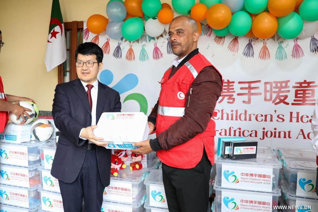 دبلوماسيون وأطباء صينيون يزورون دار أيتام في الجزائر قبل اليوم العالمي للطفل