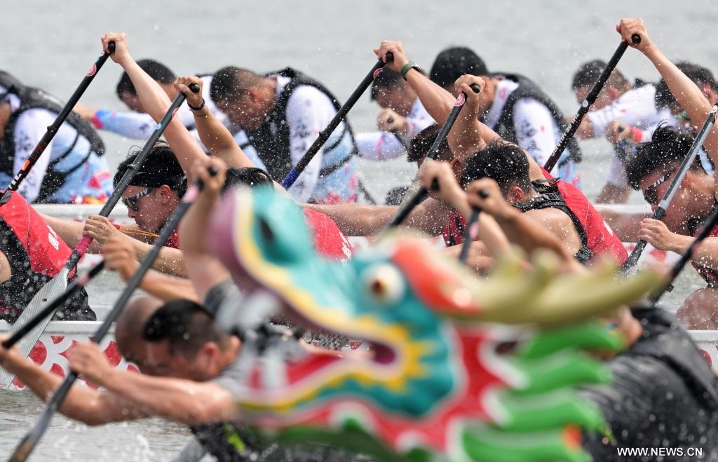 سباق قوارب التنين في مدينة شيامن الساحلية