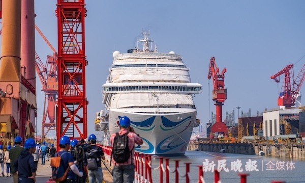 أول سفينة سياحية صينية كبيرة محلية الصنع توشك على الانزال في شنغهاي