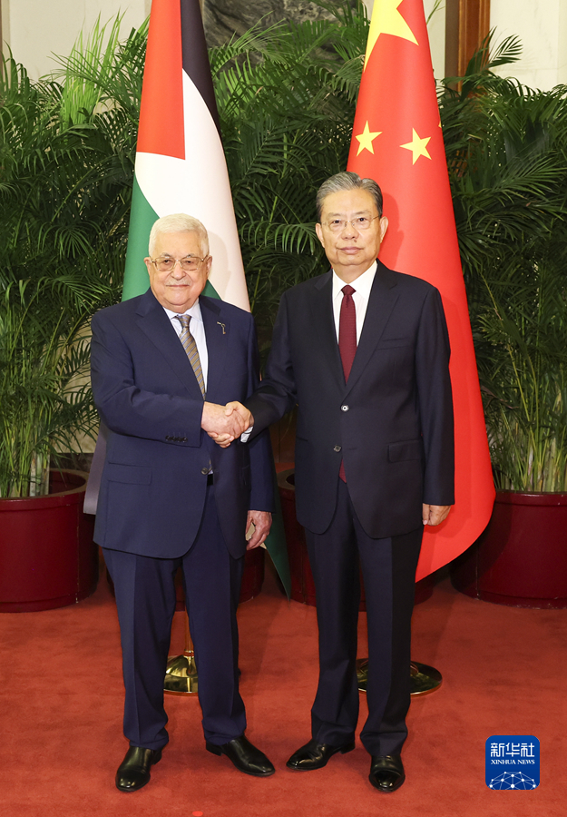 كبير المشرعين الصينيين يلتقي الرئيس الفلسطيني في بكين